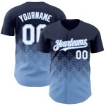 Maglia da baseball personalizzata con motivo blu navy, design autentico, forme 3D sfumate quadrate, bianco-chiaro Maglia da baseball personalizzata con motivo blu navy, design autentico, forme 3D sfumate quadrate, bianco-chiaro