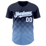 Maglia da baseball personalizzata con motivo blu navy, design autentico, forme 3D sfumate quadrate, bianco-chiaro Maglia da baseball personalizzata con motivo blu navy, design autentico, forme 3D sfumate quadrate, bianco-chiaro